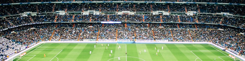 专家在演播室分析比赛 - 指着战术屏幕讲解