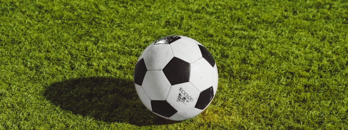 世界杯直播画面预览 - 球场全景，球员正在激烈拼抢