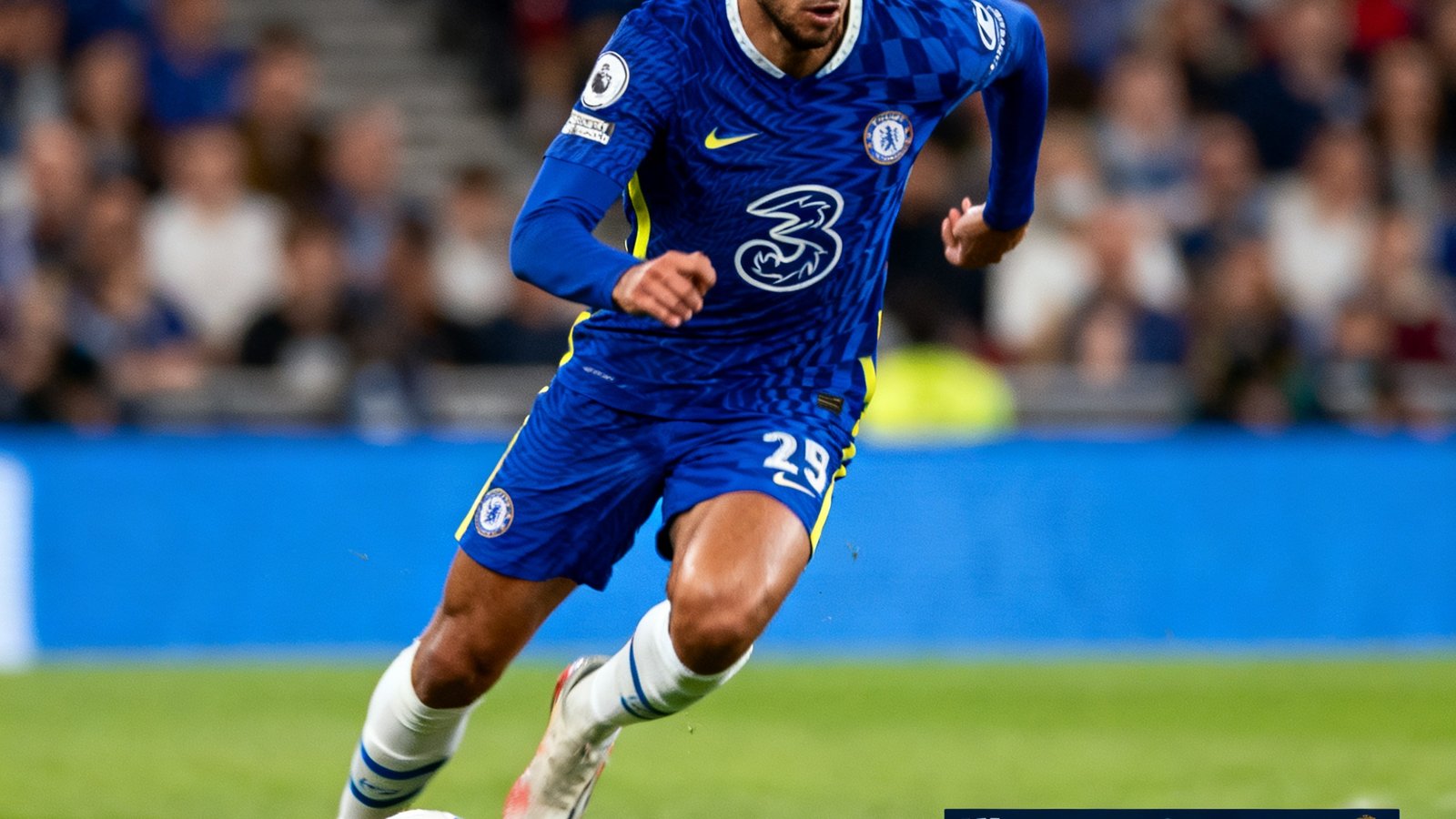 高清赛事直播画面，一名身穿蓝色球衣的球员正在带球高速突破，背景是虚化的观众看台，画面右下角叠加实时比分和数据面板，4K超清画质呈现每一帧细节。